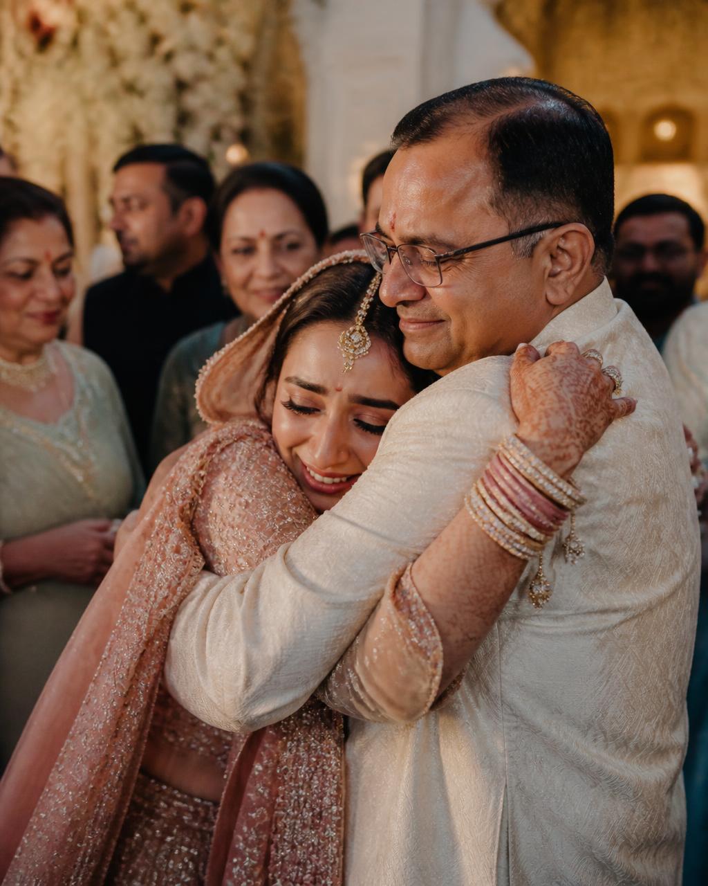 Bride hugging her father during vidaai